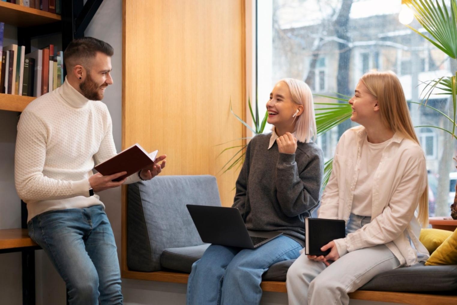 Rencontre chaleureuse avec une famille multigénérationnelle dans les bureaux modernes de lutharionex