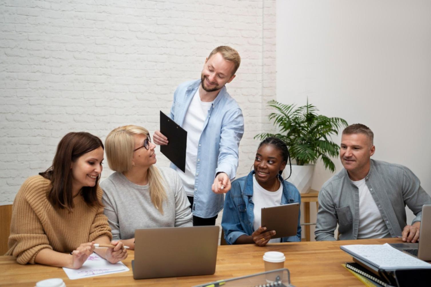 Marguerite Cormier analysant des dossiers clients avec attention dans le bureau agrandi de lutharionex